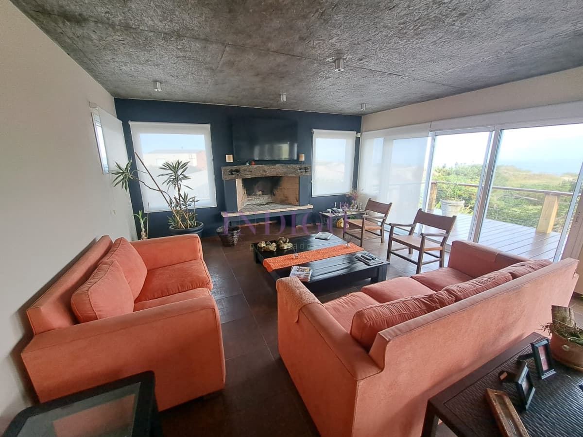Hermosa, aplia y luminosos casa en Tio Tom en Venta. Amplios ambientes, piscina, parrillero, canchas y buenas vistas! - Indigo Propiedades