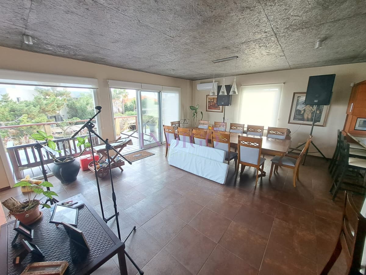 Hermosa, aplia y luminosos casa en Tio Tom en Venta. Amplios ambientes, piscina, parrillero, canchas y buenas vistas! - Indigo Propiedades