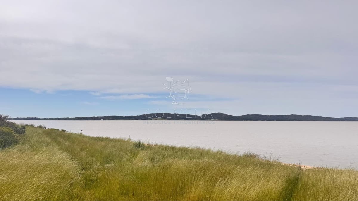 Chacra con costa a la laguna.
