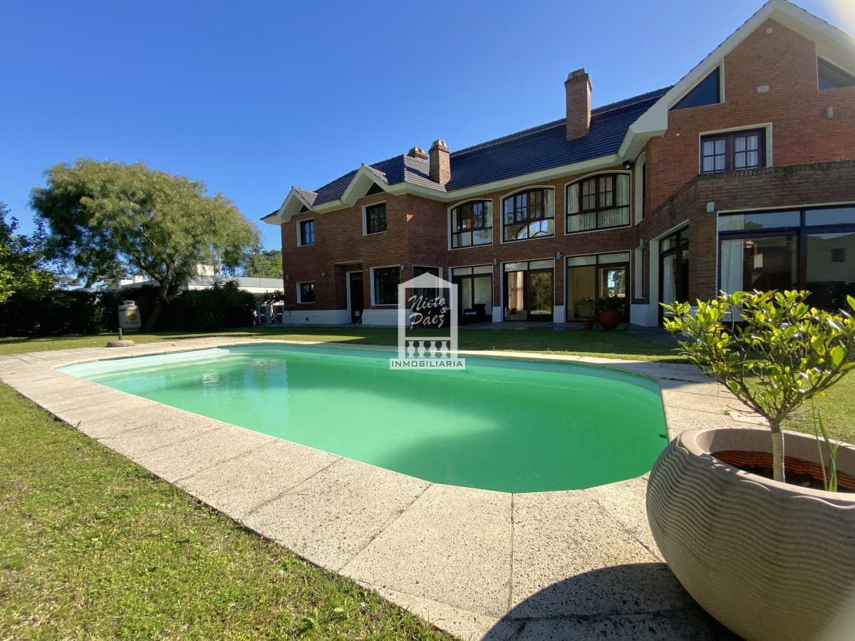 Punta del Este, gran residencia en mansa, 6 dormitorios y piscina climatizada.