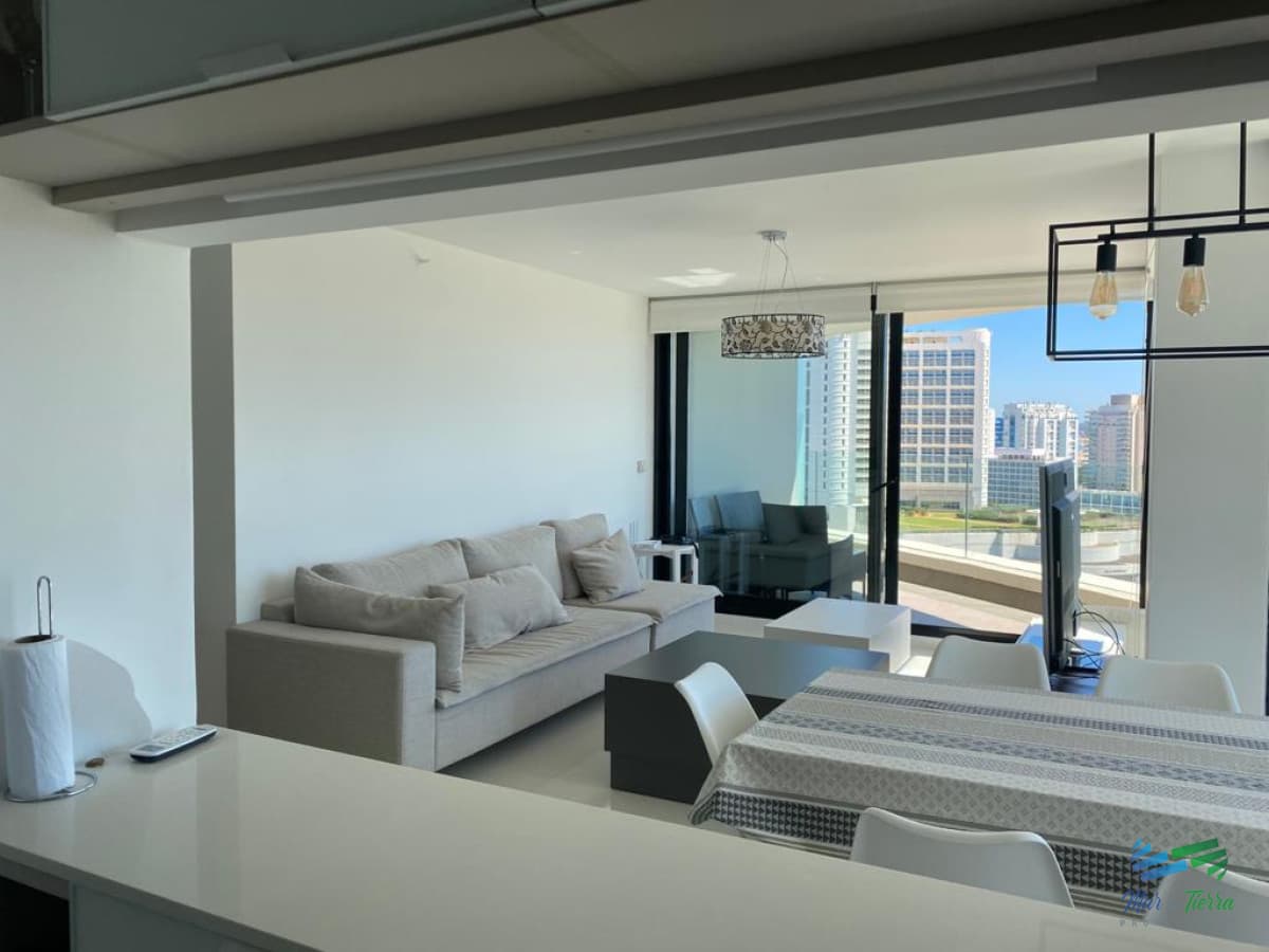 Alquilo anual apartamento de 3 dormitorios en torre con servicios, Punta del Este