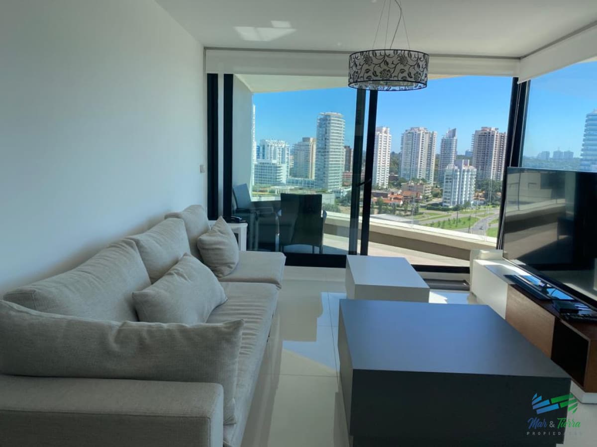 Alquilo anual apartamento de 3 dormitorios en torre con servicios, Punta del Este