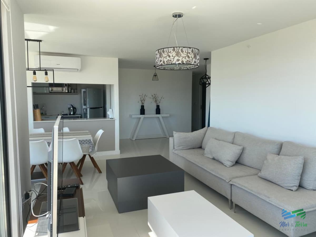 Alquilo anual apartamento de 3 dormitorios en torre con servicios, Punta del Este