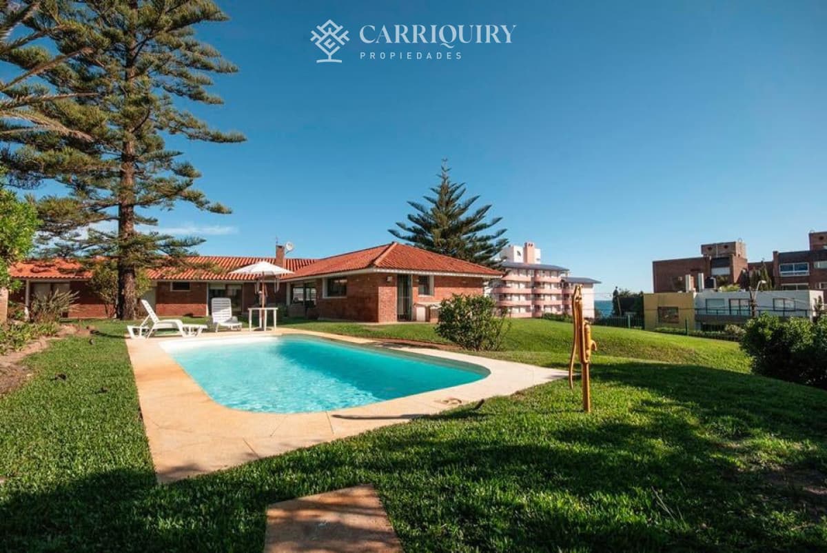 Venta Espectacular Casa 5 DORMITORIOS en Playa Mansa, Punta del Este  -