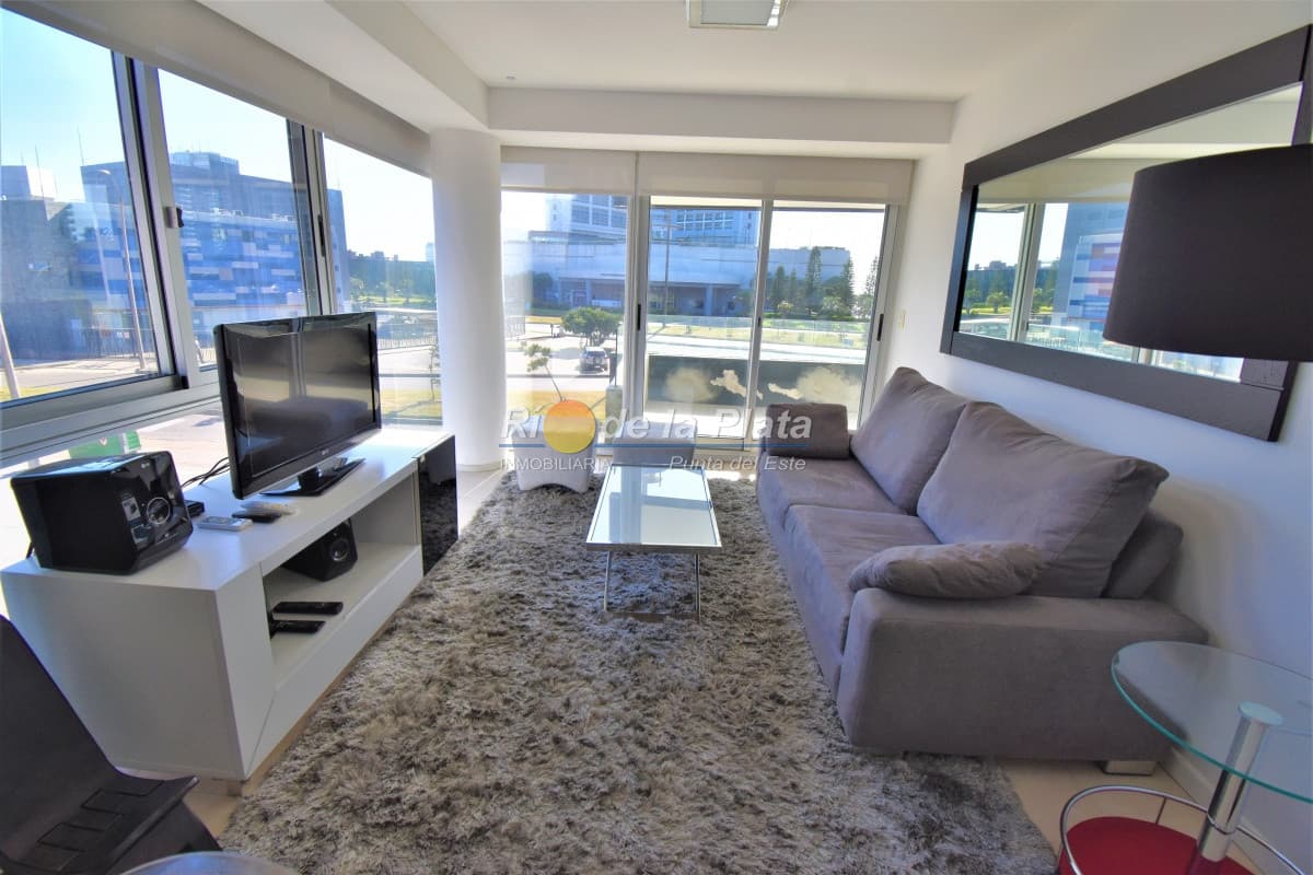 Departamento a pasos de Playa Brava y Playa Mansa.