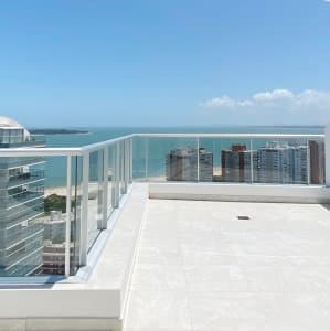 OPORTUNIDAD APARTAMENTO FRENTE AL MAR DE 3 DORMITORIOS EN PLAYA MANSA  -