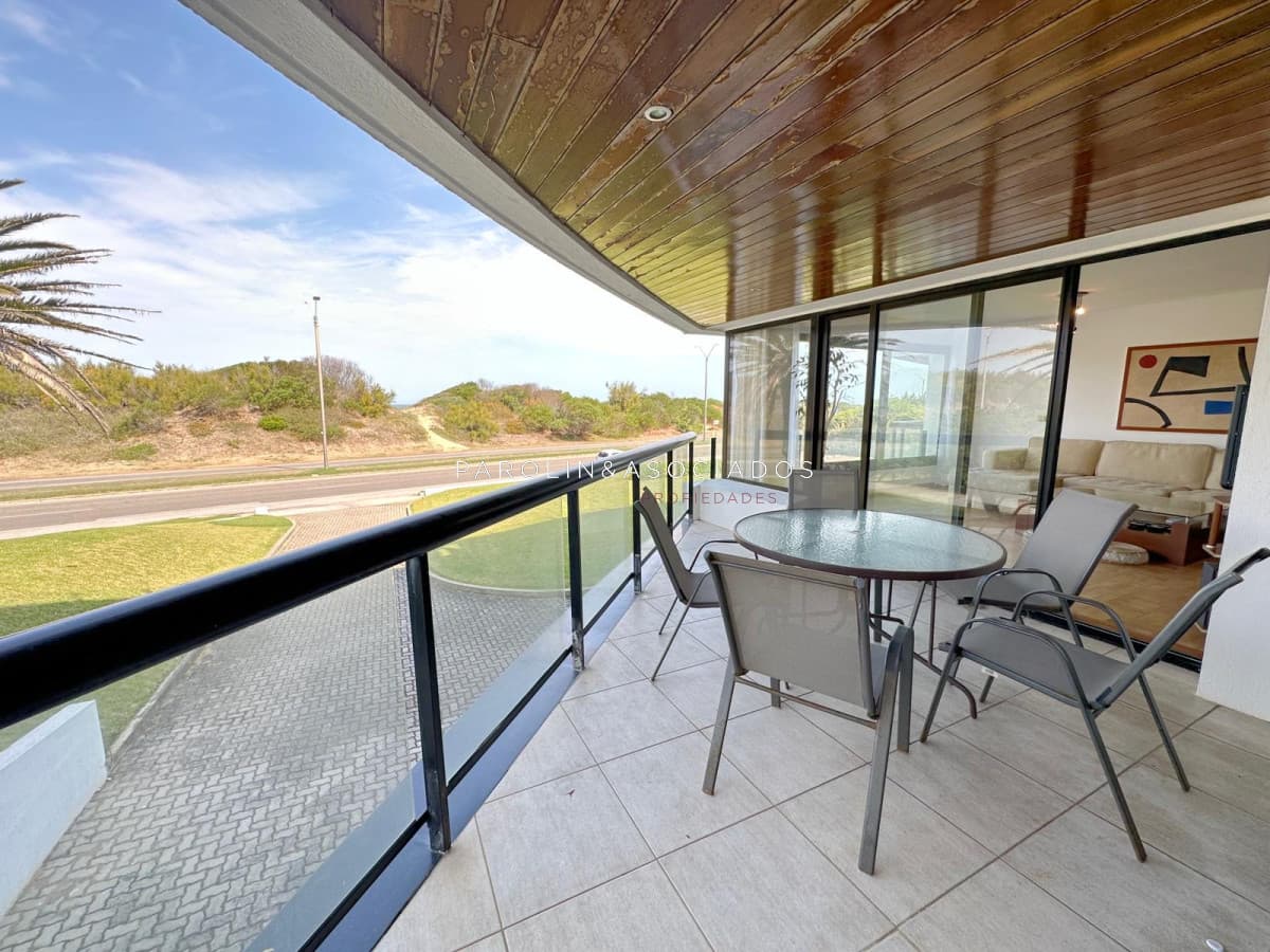 Apartamento en venta en primera linea de brava de 3 dormitorios edificio Arenas Blancas, Punta del Este.