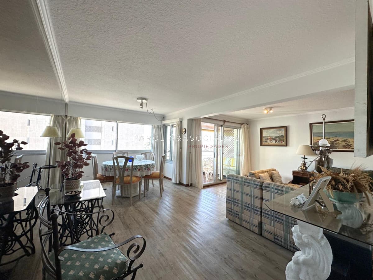 Apartamento en venta de 3 dormitorios en Punta del Este.