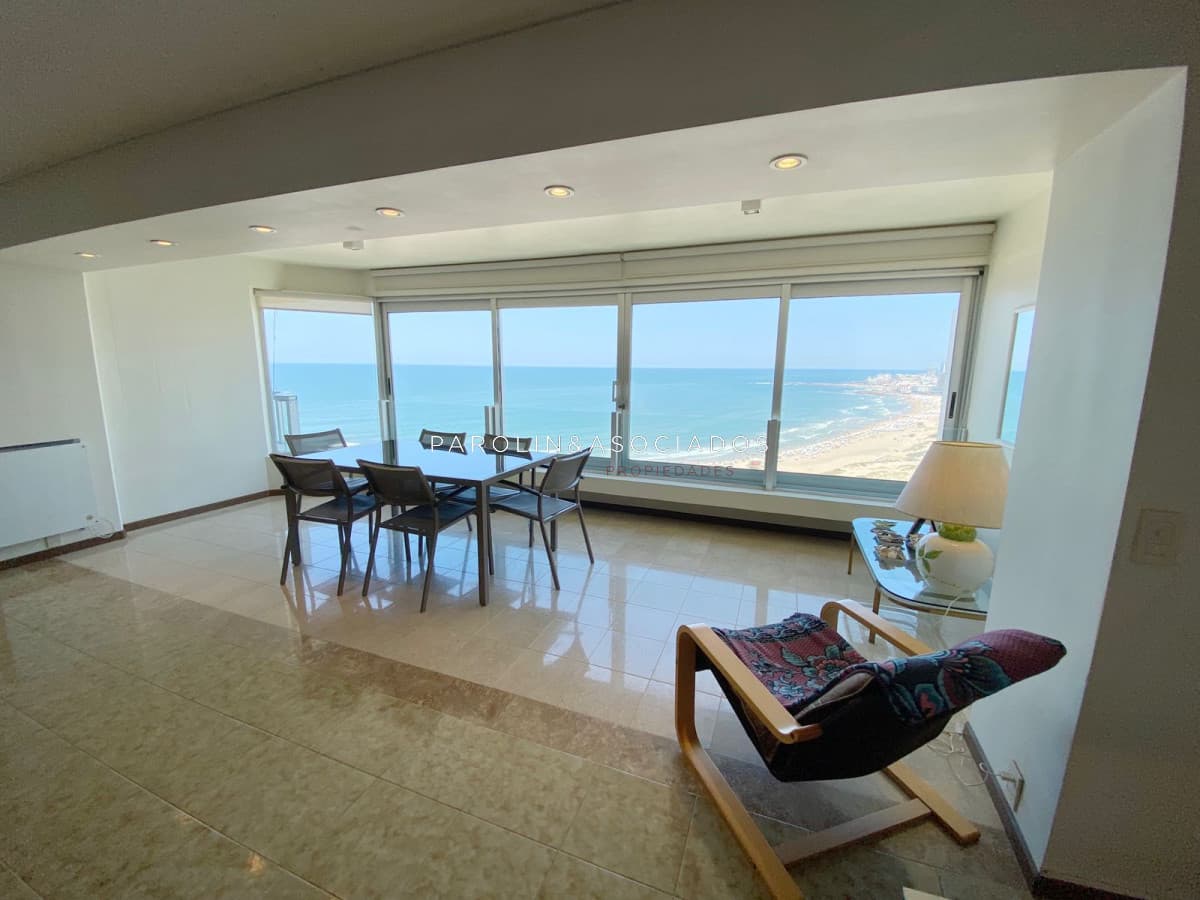 Apartamento en venta de 3 dormitorios en edificio Estrella de Mar, Punta del Este.