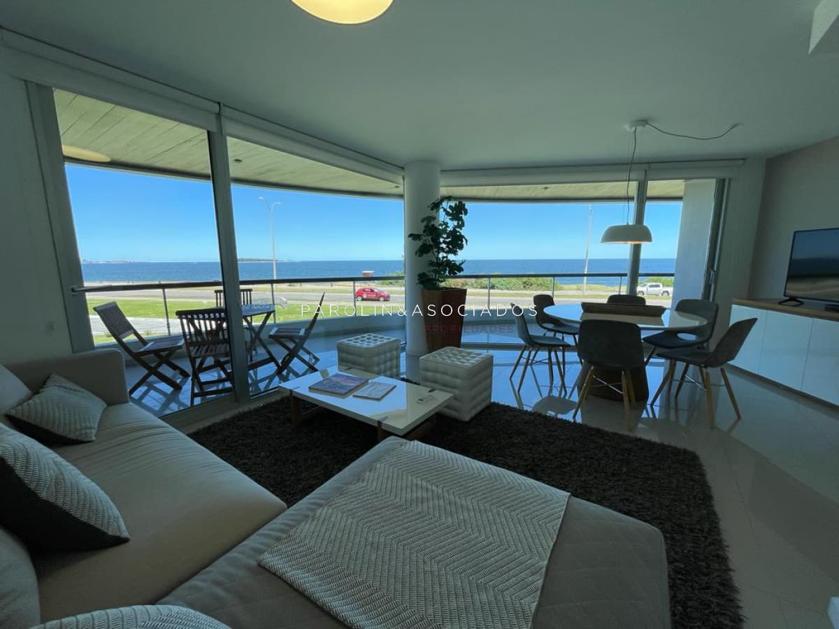 Apartamento en venta de 3 dormitorios en edificio Isabel, Punta del Este.