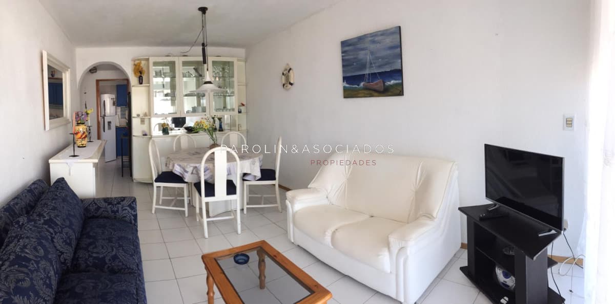 Apartamento en venta de 2 dormitorios frente al mar en Punta del Este.
