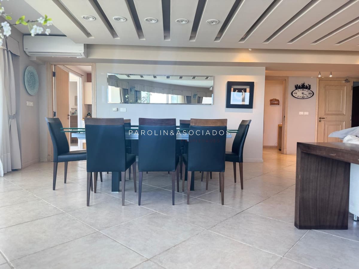 Apartamento de 3 dormitorios en venta en torre Nueva York, Punta del Este.