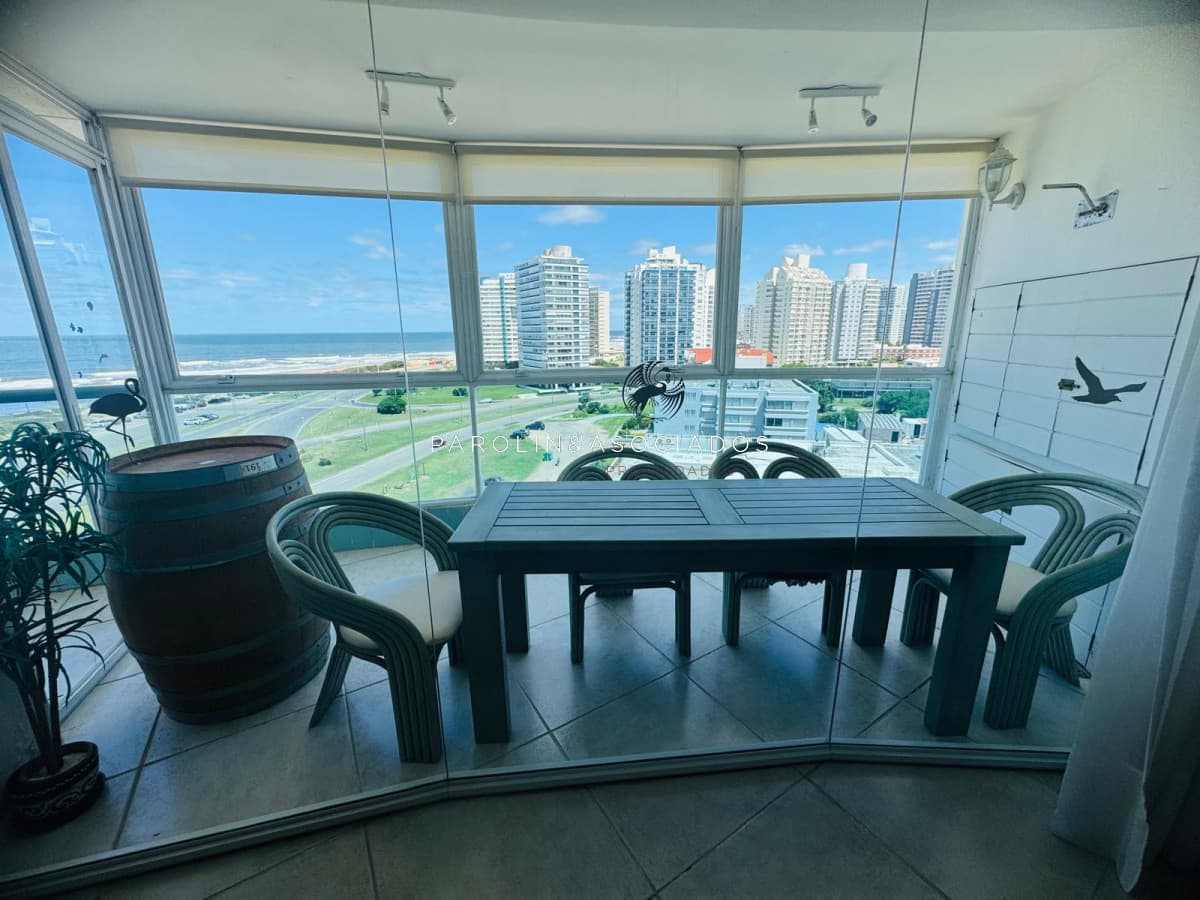 Apartamento de 3 dormitorios en venta en torre Nueva York, Punta del Este.