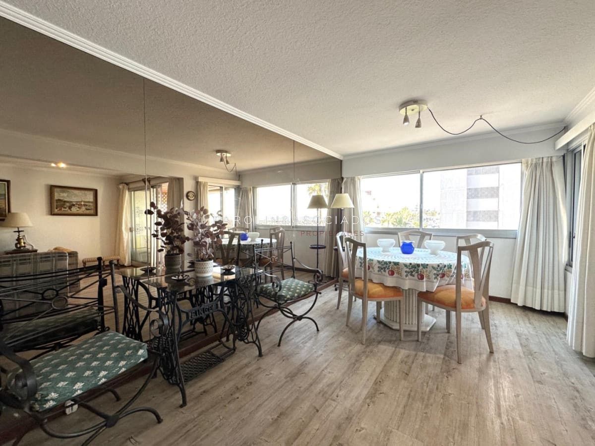 Apartamento en venta de 3 dormitorios en Punta del Este.