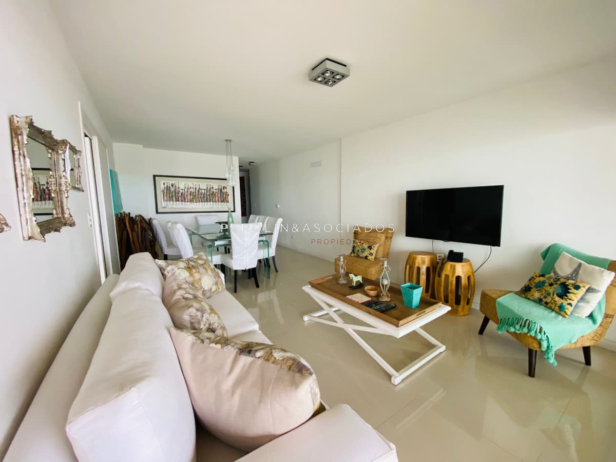 Apartamento en venta en piso alto Icon Brava Tower, Punta del Este.