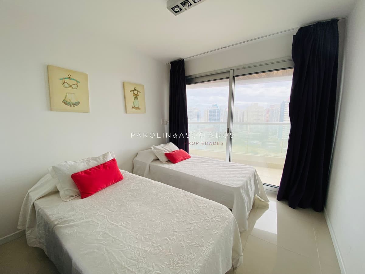 Apartamento en venta en piso alto Icon Brava Tower, Punta del Este.