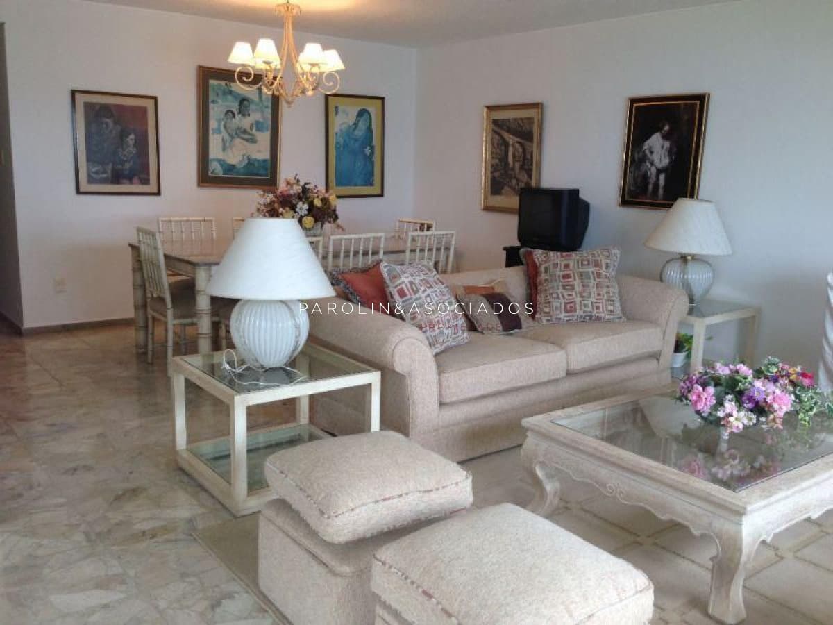 Apartamento en venta de 3 dormitorios en edificio Tequendama I, Punta del Este.
