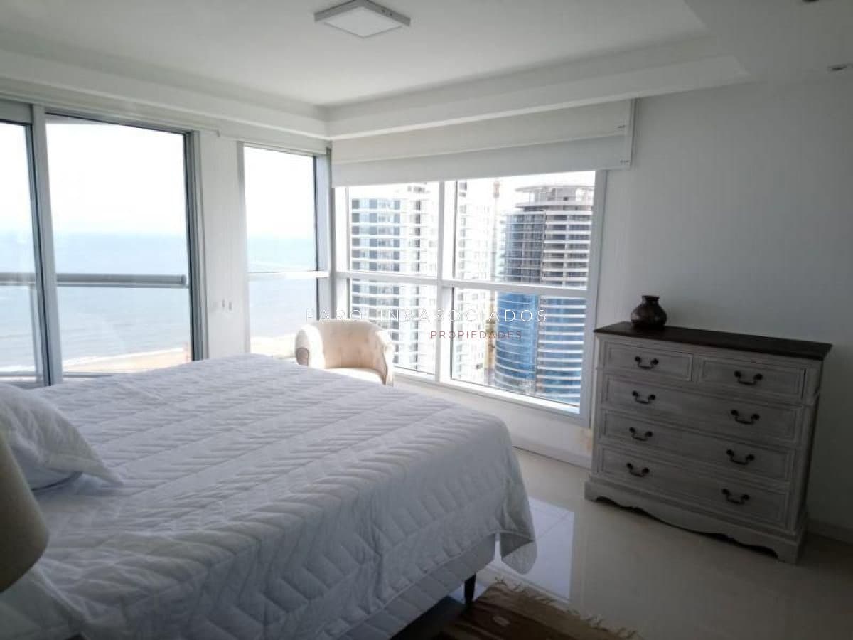 Apartamento en venta de 3 dormitorios en Look Tower, Punta del Este.