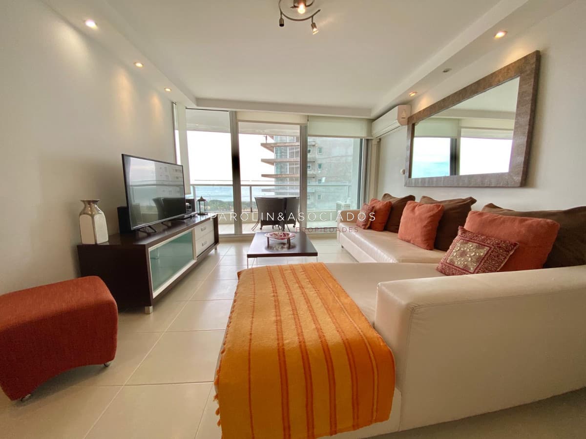 Apartamento en venta de 2 dormitorios en suite en Punta del Este.