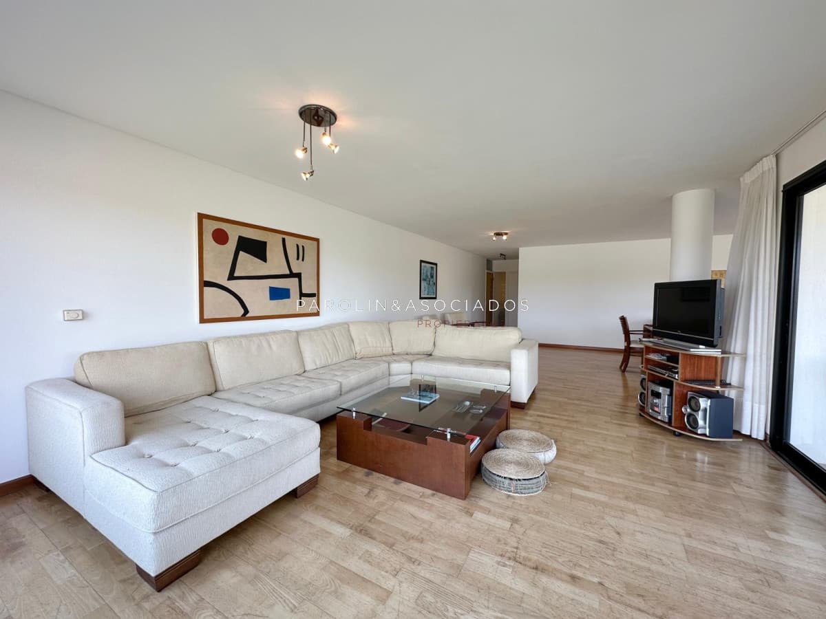 Apartamento en venta en primera linea de brava de 3 dormitorios edificio Arenas Blancas, Punta del Este.