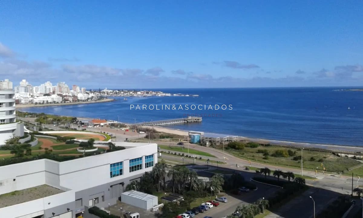 Apartamento en venta de 2 dormitorios en Season Tower, Punta del Este.