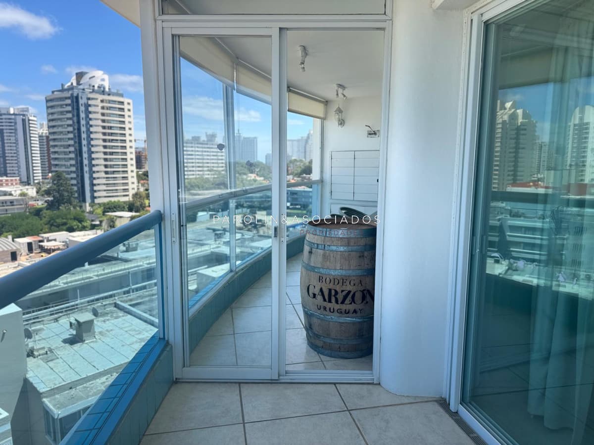 Apartamento de 3 dormitorios en venta en torre Nueva York, Punta del Este.