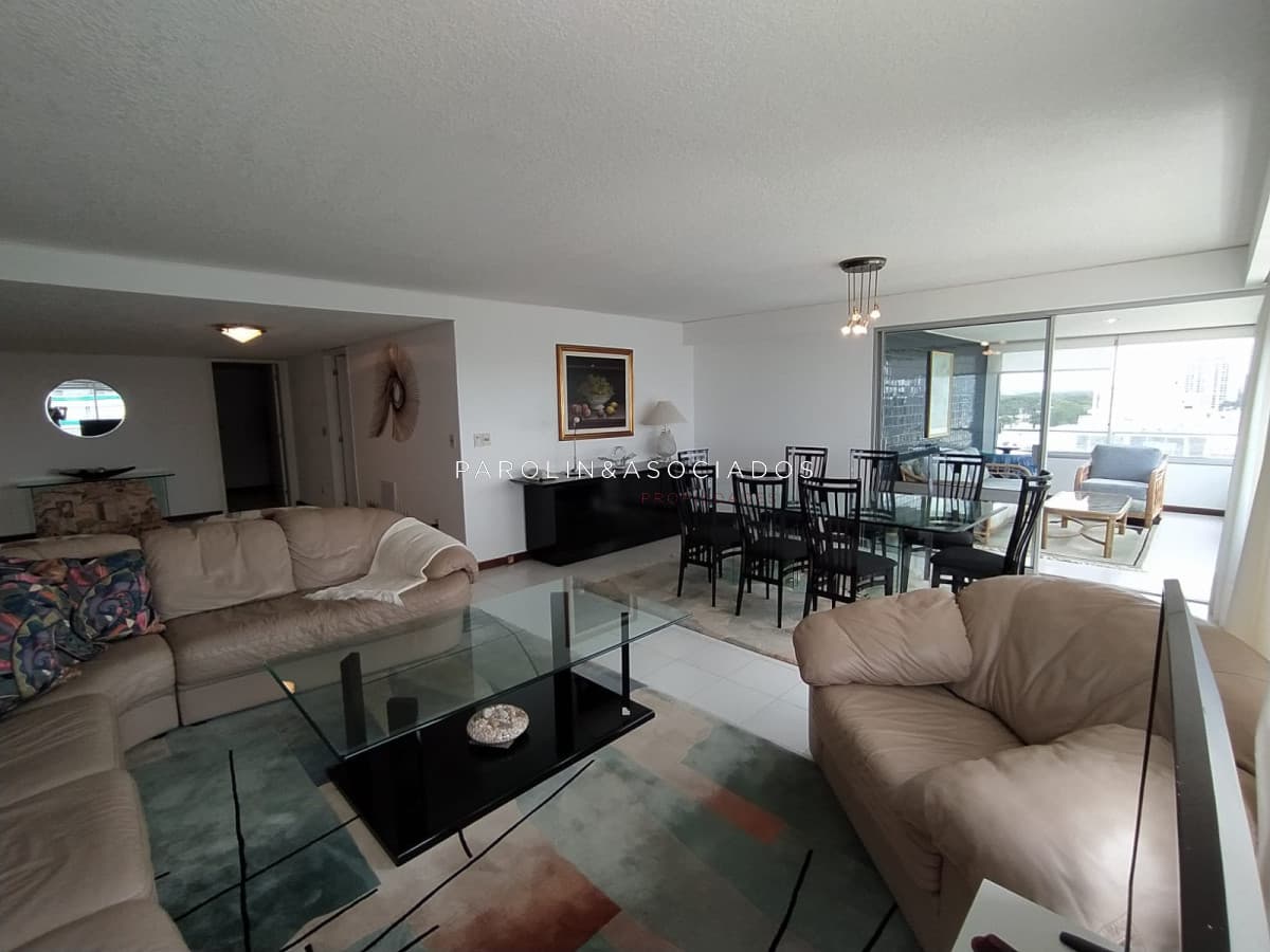 Apartamento en venta de 3 dormitorios en Tiburon, Punta del Este.