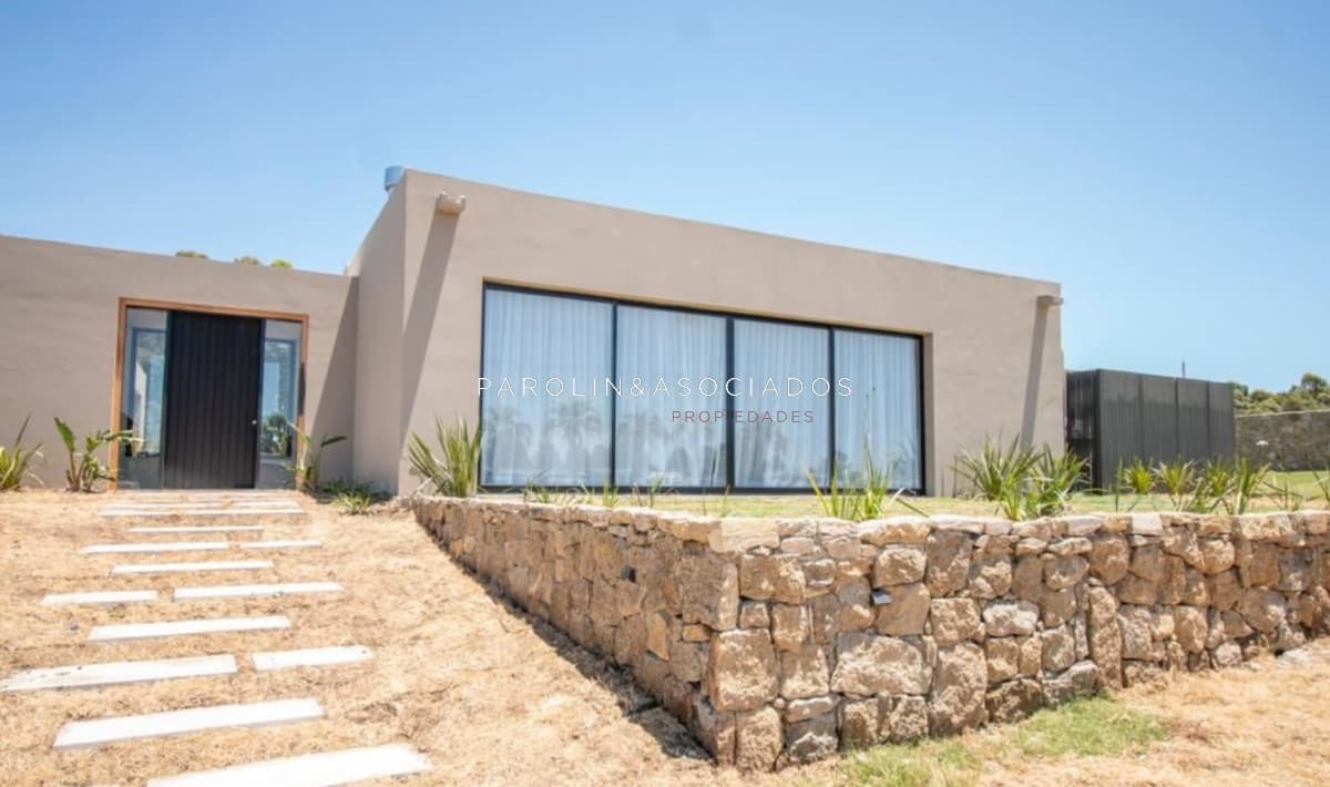 Casa de 4 dormitorios en venta en Pueblo Mio, Punta del Este.