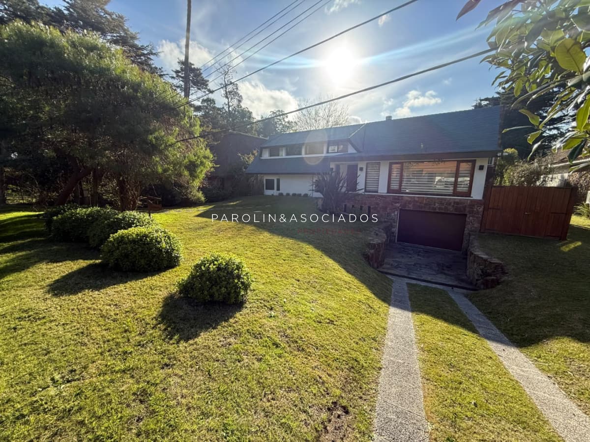 Casa en Venta de 3 Dormitorios + dependencia, en Punta del Este
