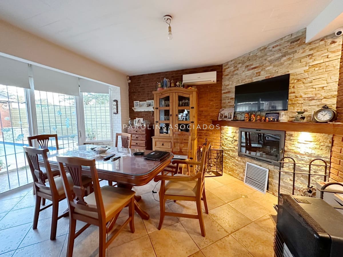 Hermosa casa en venta de 4 dormitorios en Mansa, Punta del Este.