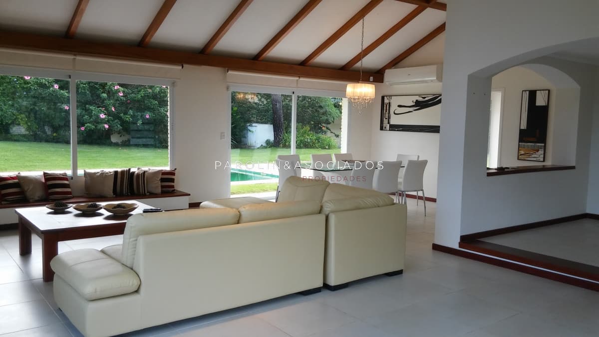 Hermosa casa en venta de 4 Dormitorios ubicada en Playa Mansa, Punta del este
