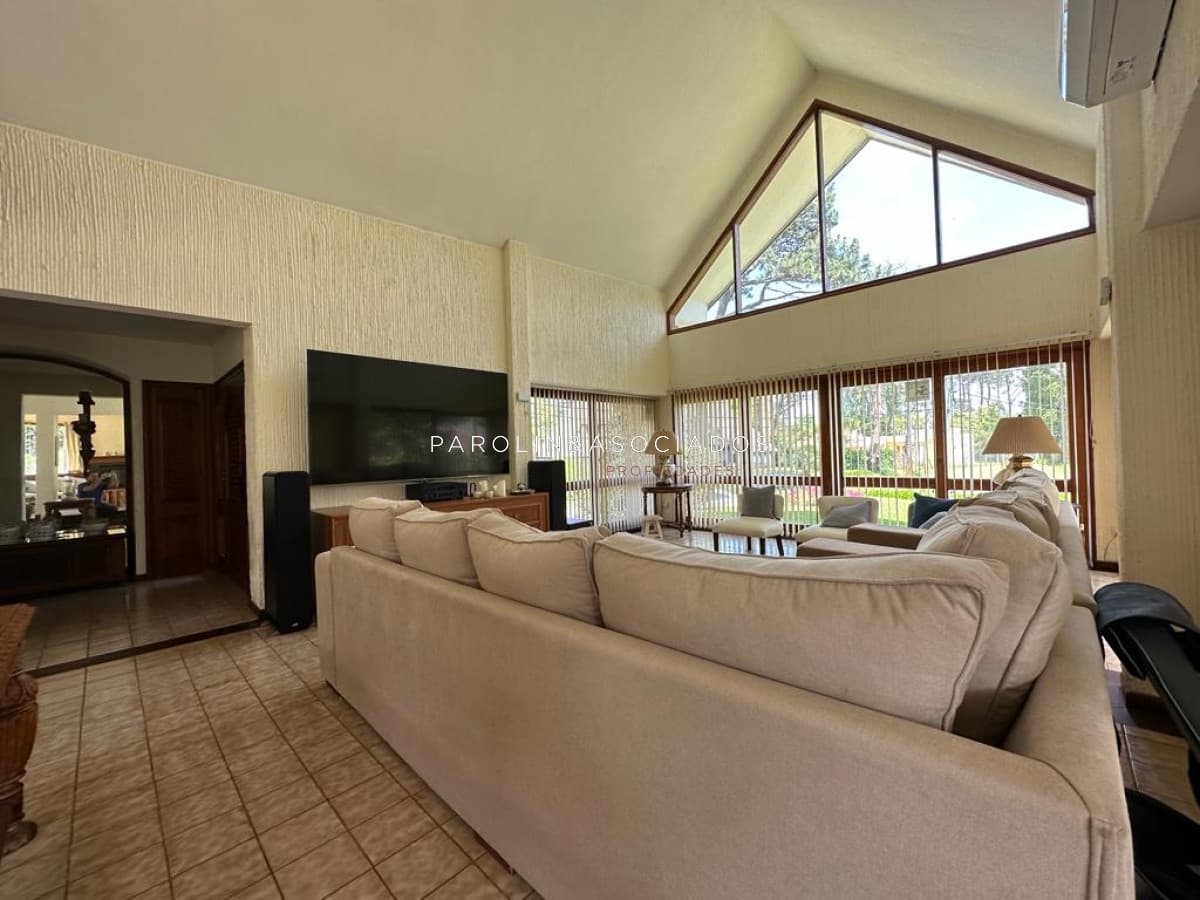 Excelente casa en venta de 5 dormitorios en Lugano, Punta del Este.
