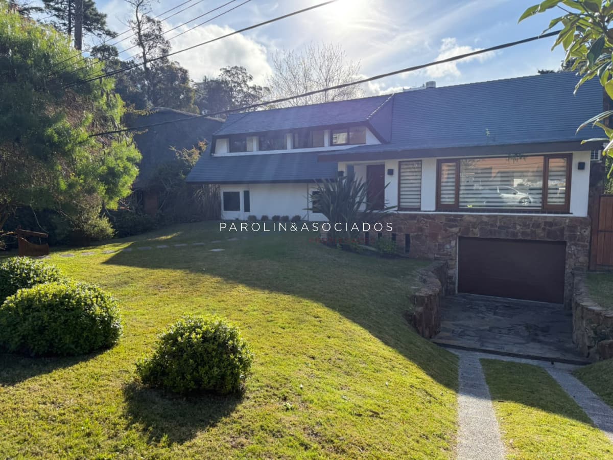 Casa en Venta de 3 Dormitorios + dependencia, en Punta del Este