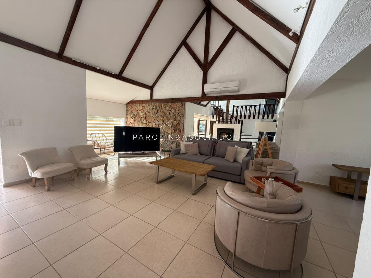 Casa en Venta de 3 Dormitorios + dependencia, en Punta del Este