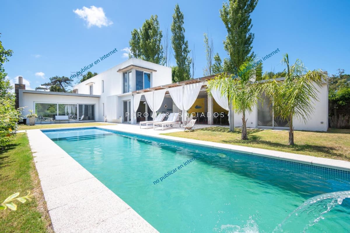 Venta de casa de 4 dormitorios en barrio Residence, Punta del Este.