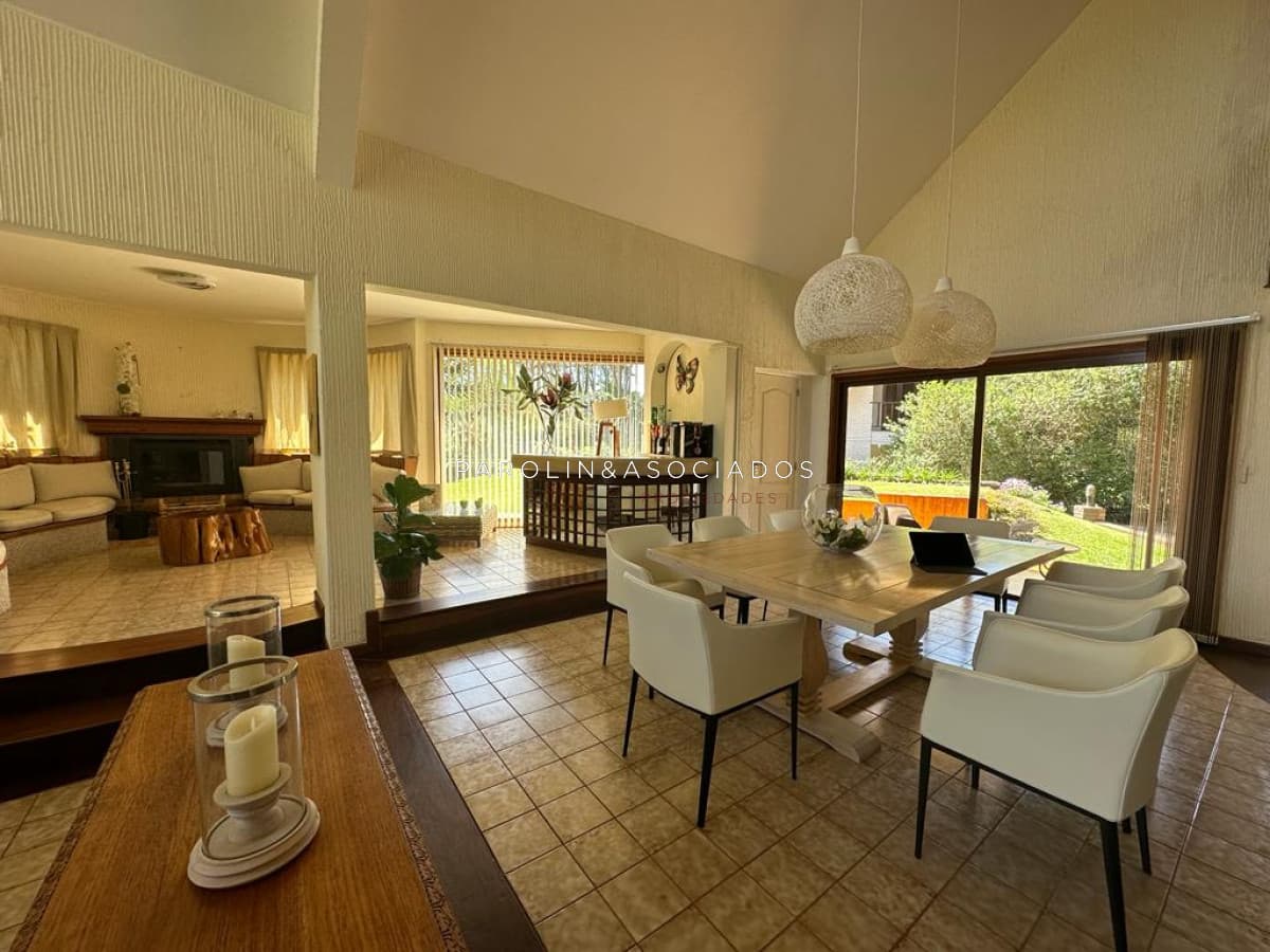 Excelente casa en venta de 5 dormitorios en Lugano, Punta del Este.