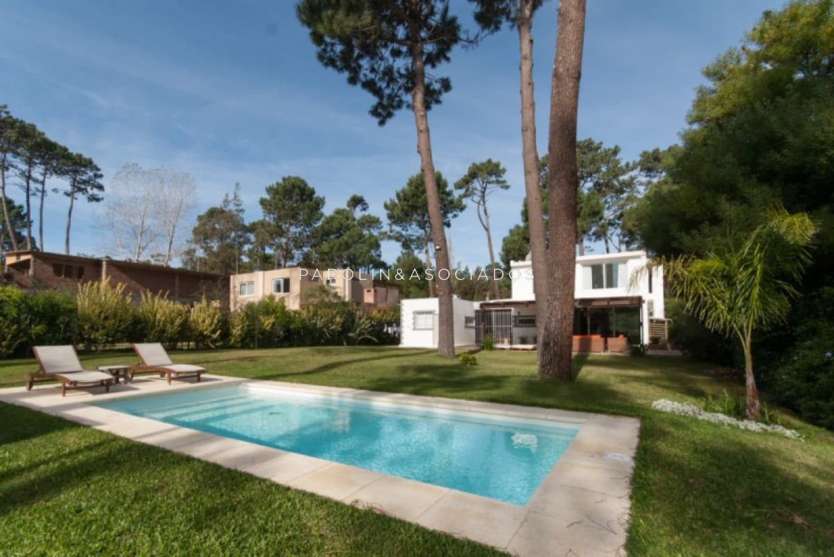 Hermosa casa en venta de 4 dormitorios en Punta del Este.