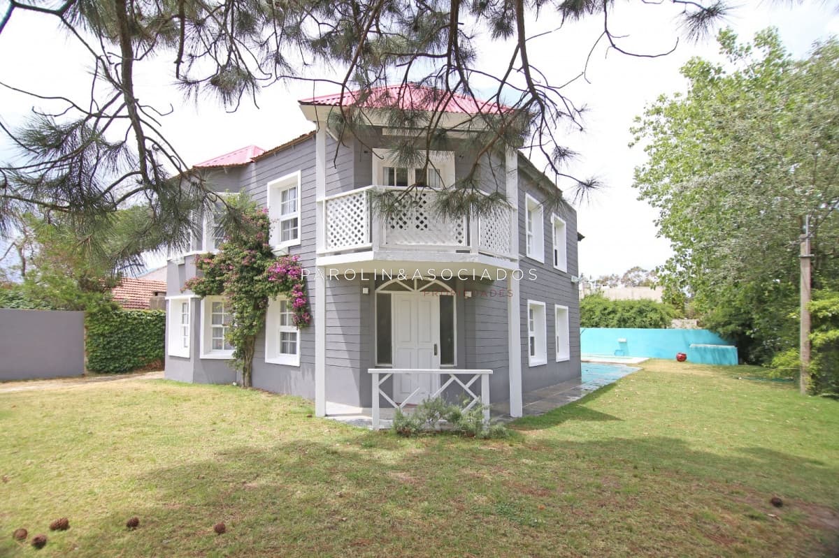 Casa en venta en La Barra a 3 cuadras de la playa, Punta del Este.