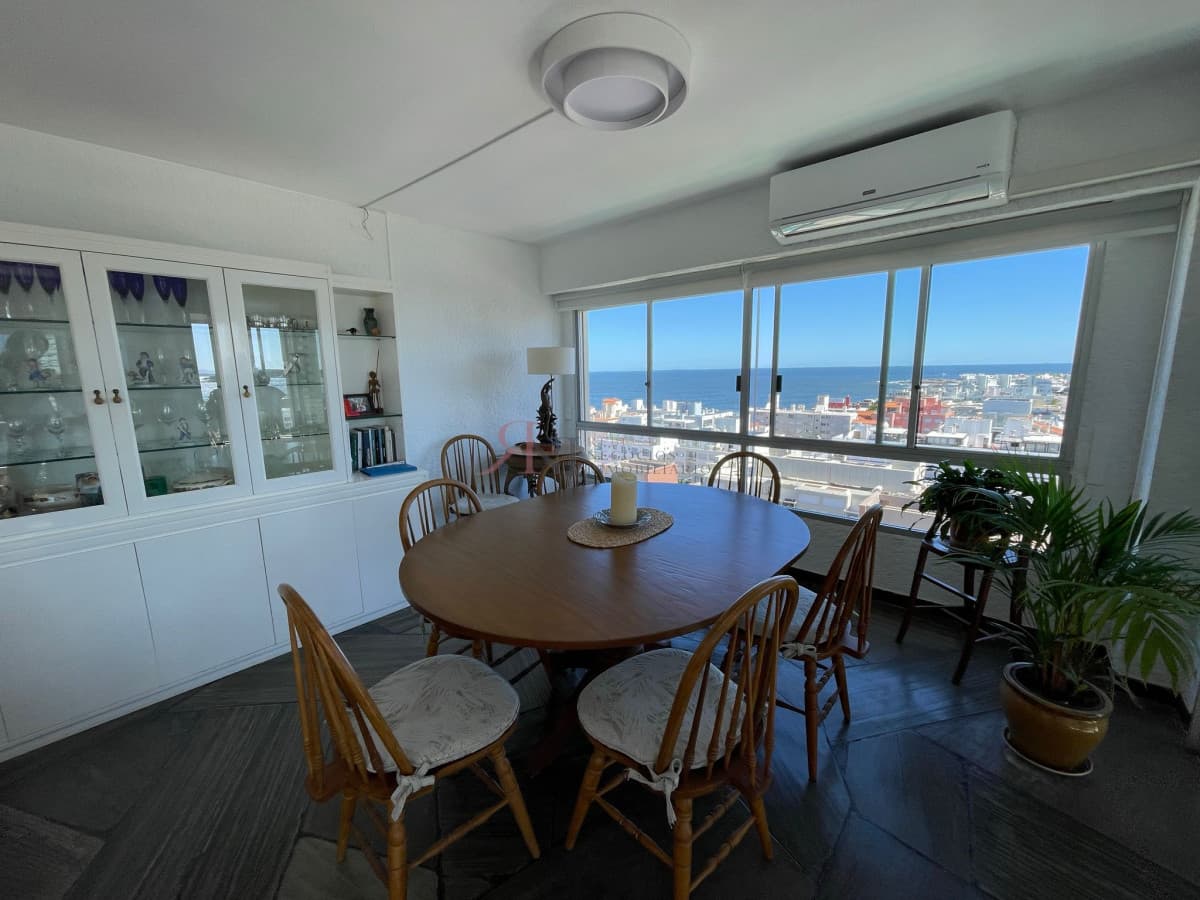 Excelente orientacion solar, linda vista a Playa Mansa									(ref.#111585)