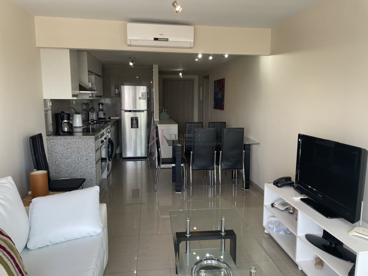 Piso alto, con terraza y vista a la Playa Mansa 									(ref.#8642)