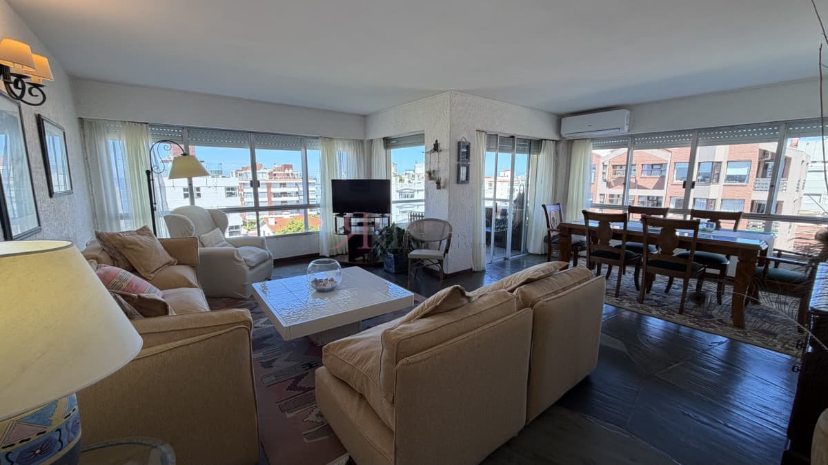 Amplio apartamento en el centro de la peninsula									(ref.#2074)