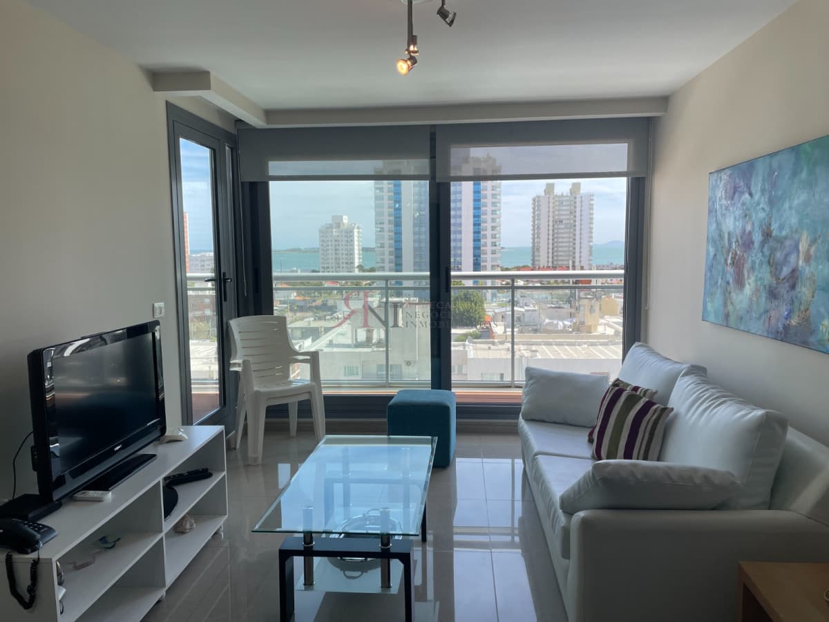 Piso alto, con terraza y vista a la Playa Mansa 									(ref.#8642)