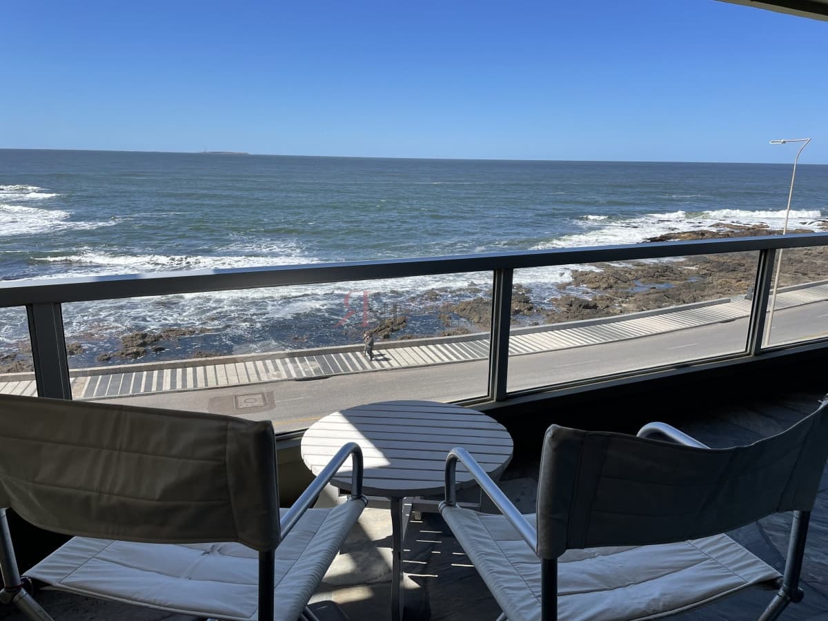 Primera fila, con vista a la Playa Brava									(ref.#111469)
