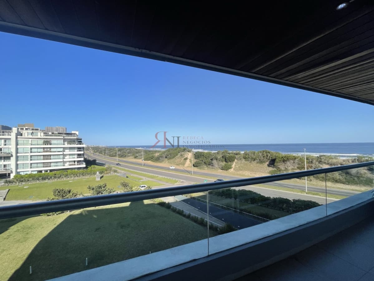 Exclusivo, vista  al mar , barbacoa propia, como una casa con la seguridad de edificio. 									(ref.#9061)