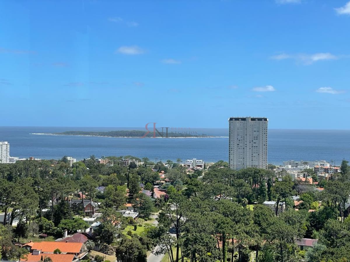 Divino apto. piso alto con muy buena vista a Playa Mansa									(ref.#111962)