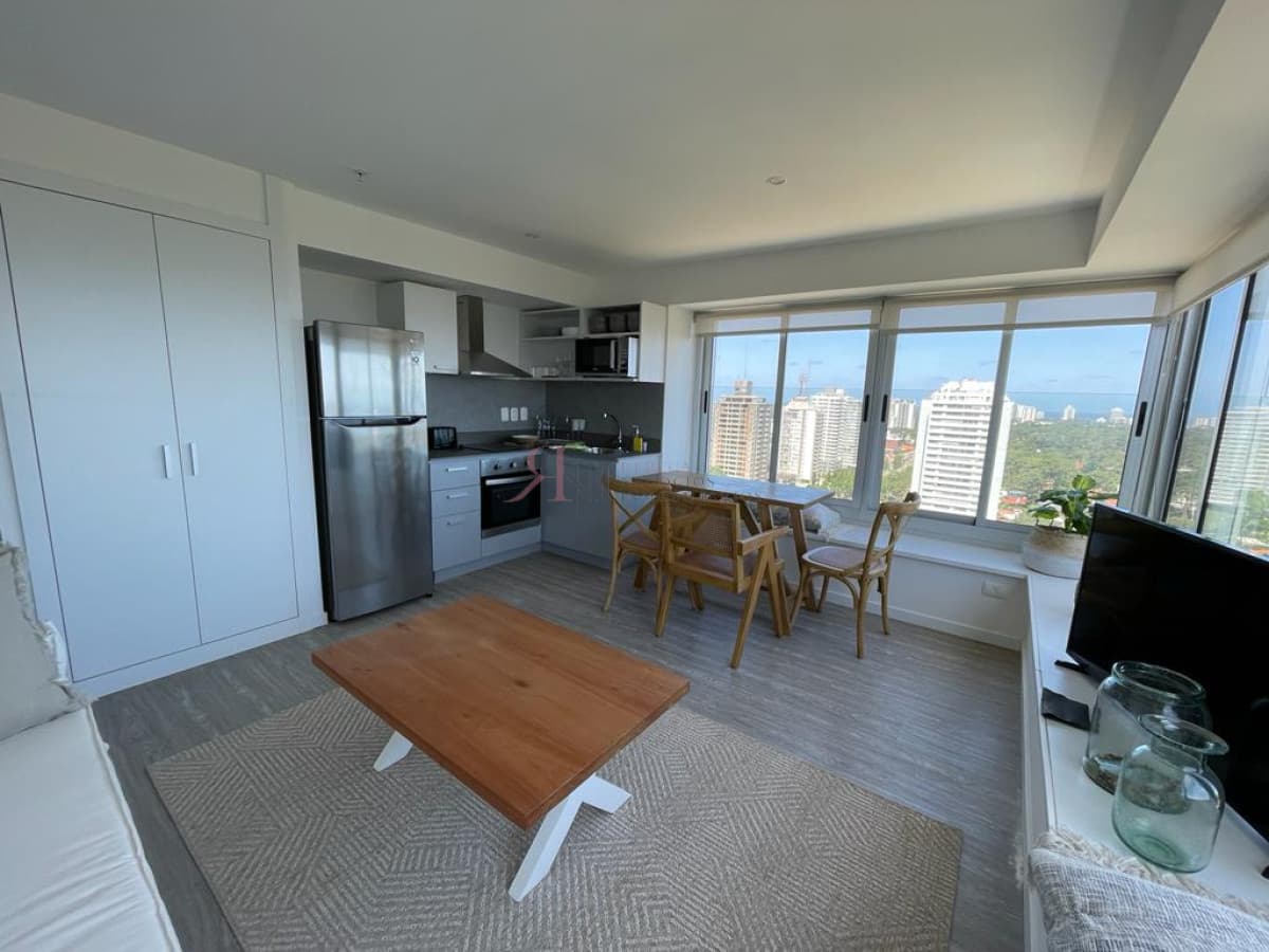 Divino apto. piso alto con muy buena vista a Playa Mansa									(ref.#111962)