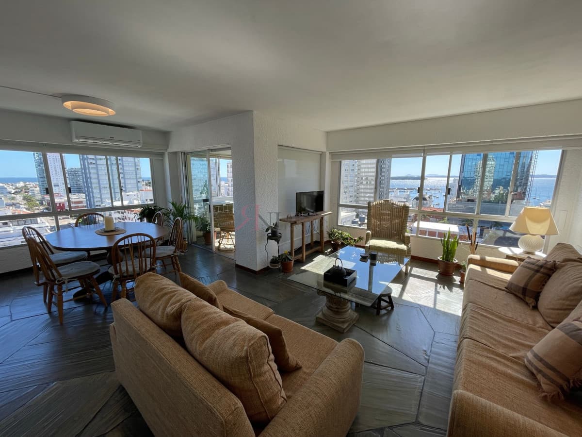 Excelente orientacion solar, linda vista a Playa Mansa									(ref.#111585)
