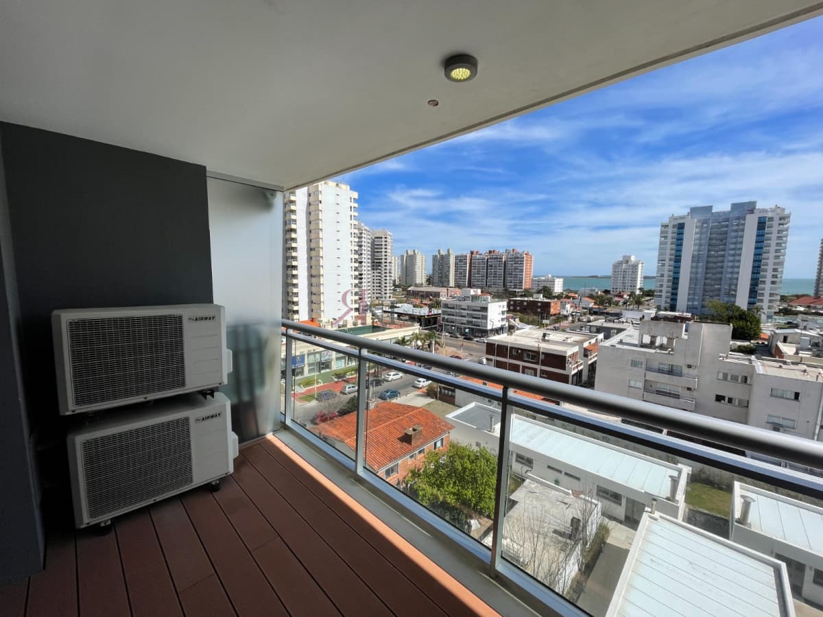 Piso alto, con terraza y vista a la Playa Mansa 									(ref.#8642)