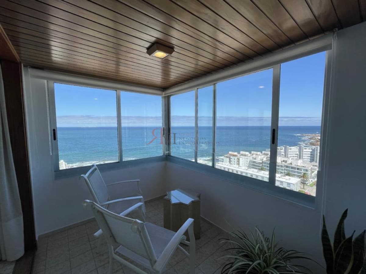 Terraza cerrada, a pocos metros del centro y del Puerto de Punta del Este									(ref.#2589)