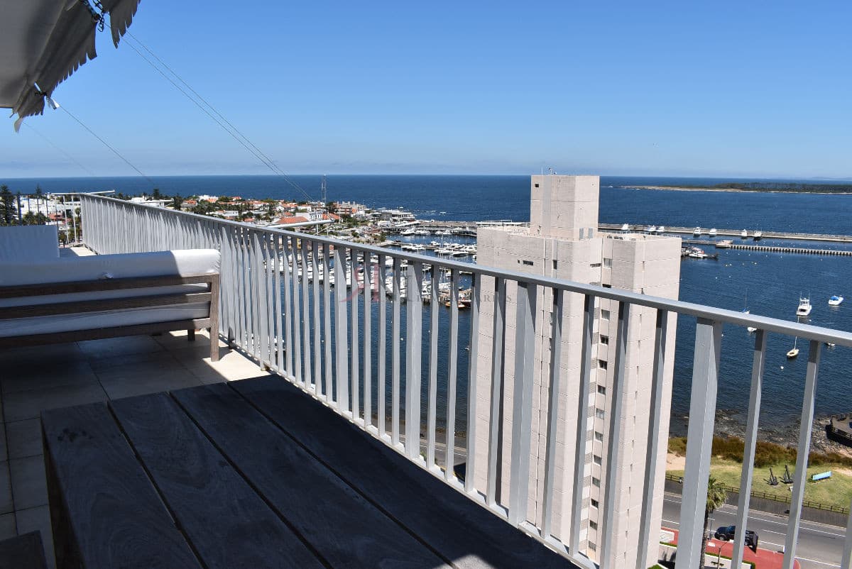 Excelente vista al Puerto, a la Playa Mansa y a la Brava, amplia terraza									(ref.#10630)